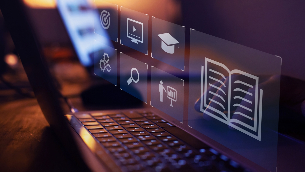 Laptop sa ikonama digitalne edukacije prikazuje ideju za prodaju online proizvoda u 2026